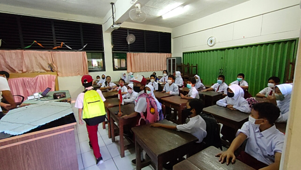 Kepala Suku Dinas Pendidikan Wilayah II Jakarta Pusat, Uripasih, menemukan masih ada sekolah yang belum menerapkan jaga jarak antar bangku satu meter. Medcom.id Christian.