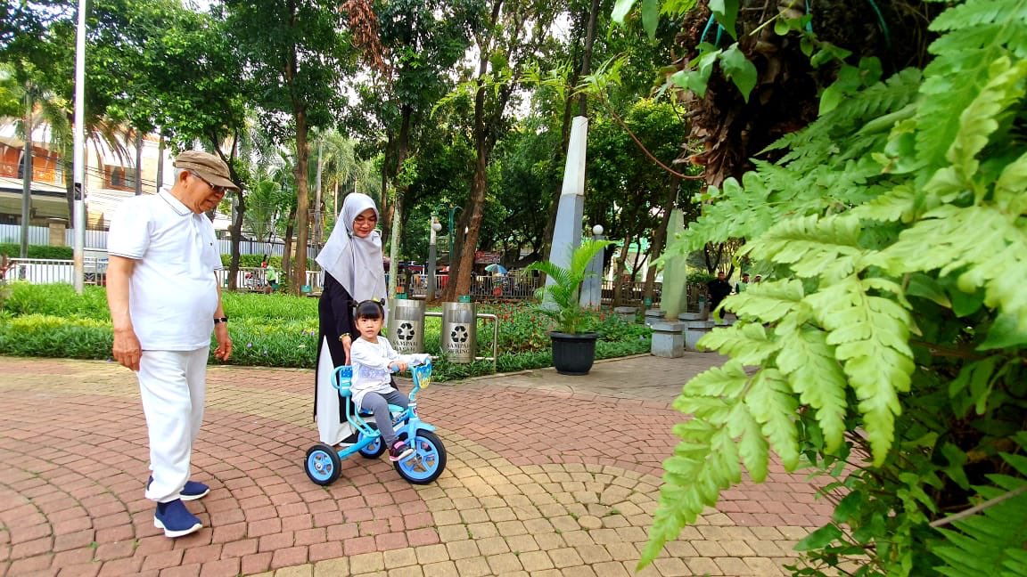 Hari Tenang, Kiai Ma'ruf Bermain Dengan Cucu