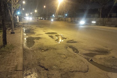 Pemudik Keluhkan Jalan Utama Surabaya-Gresik masih Berlubang