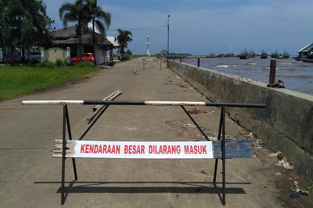 Jalan Masuk Pelabuhan Barang Jepara Membahayakan Pengendara