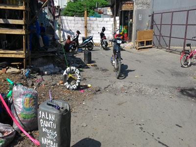 Pembangun Benteng di Tengah Jalan Diduga Punya Pengaruh Kuat