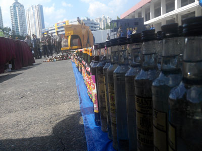 Ramadan, Polres Jakpus Musnahkan Ribuan Botol Miras