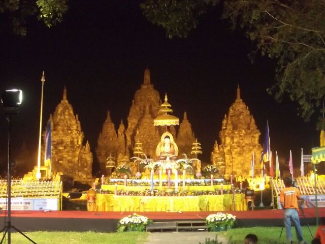 Bunga Sedap Malam Warnai Detik-Detik Waisak di Candi Sewu