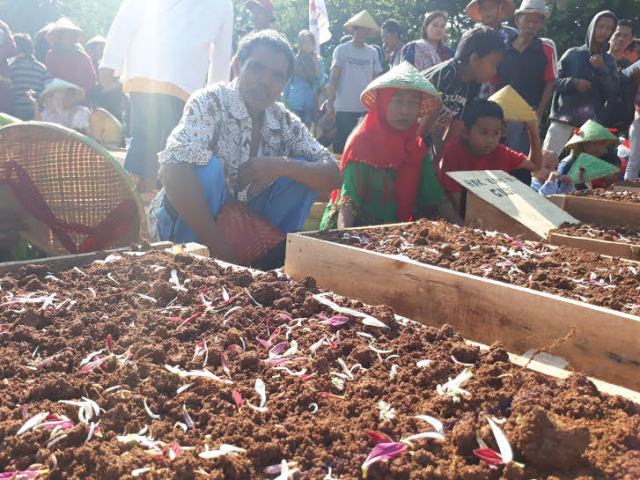 Petani Kembali Gelar Aksi Kubur Diri di Depan Istana