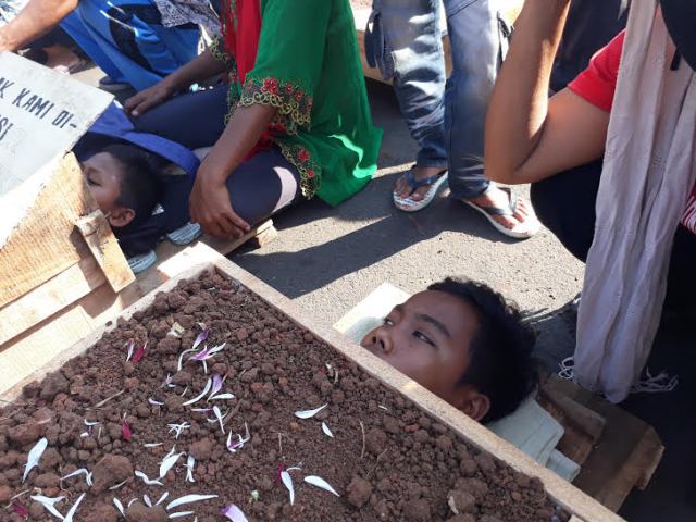 Petani Kembali Gelar Aksi Kubur Diri di Depan Istana