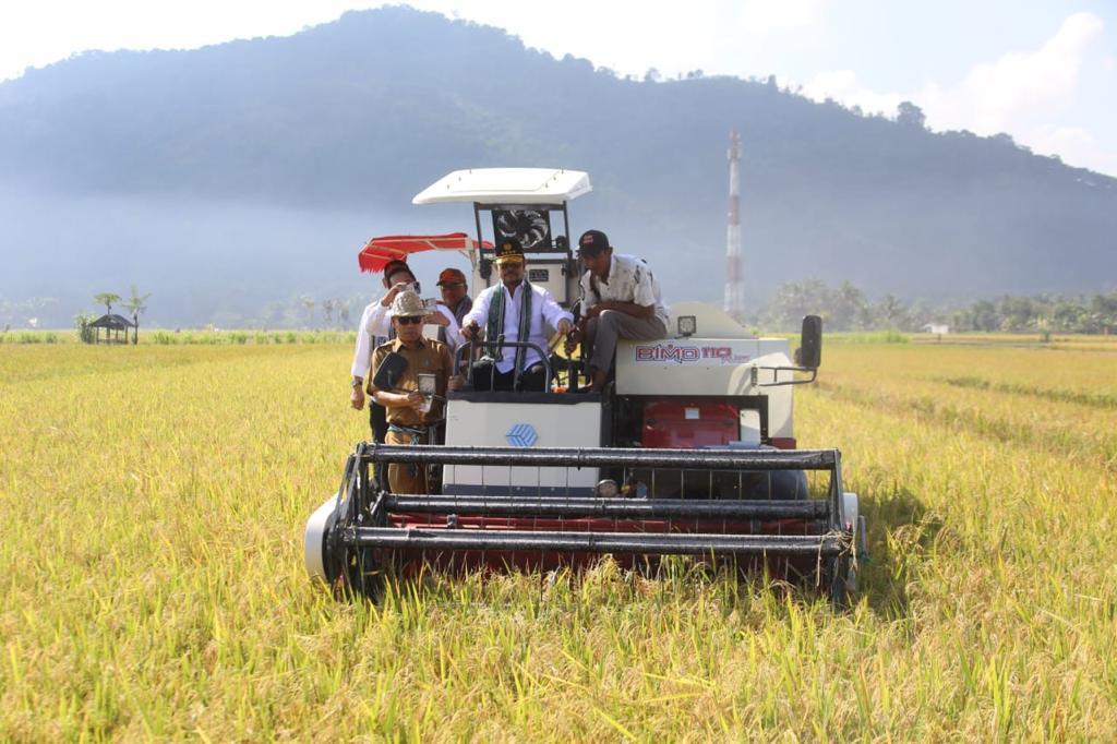 Kunker ke Lombok Barat, Mentan Juga Beri Bantuan JUT Petani