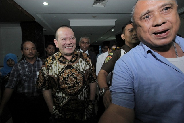 Ada Kurir Antar Duit Tunai ke La Nyalla di Singapura