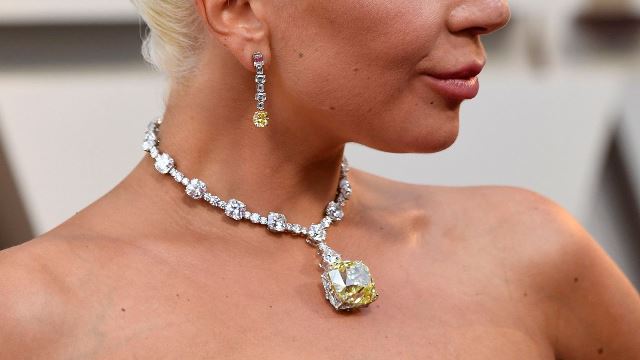 Lady Gaga Pakai Kalung Seharga Rp420 Miliar