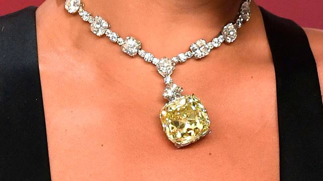 Lady Gaga Pakai Kalung Seharga Rp420 Miliar