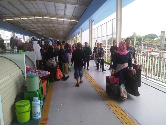 Keuntungan Berjualan di <i>Skybridge</i> Belum Signifikan