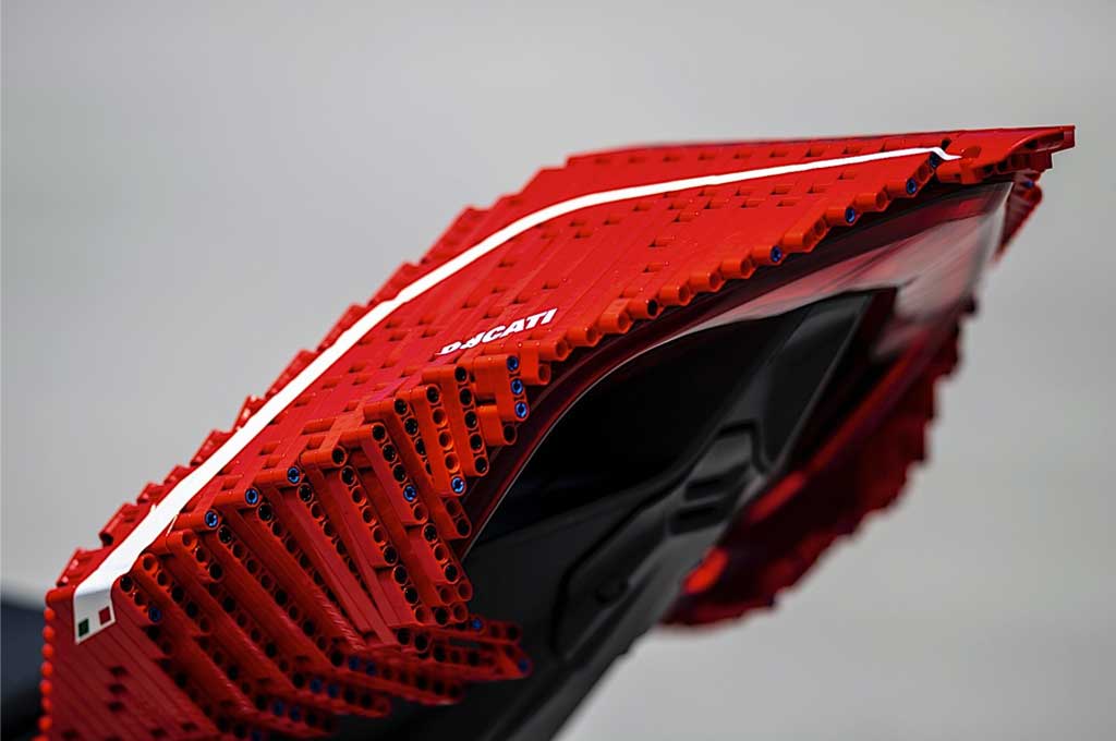 Lego Bangun Replika Ducati Panigale V4 R Skala 1:1
