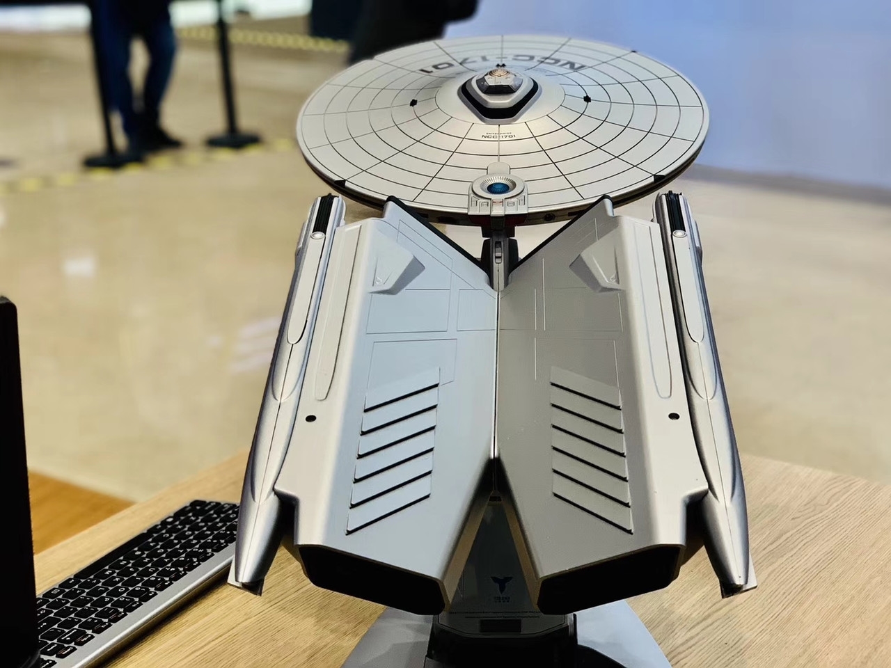 Lenovo Pamer PC Gaming Berbentuk Pesawat Star Trek