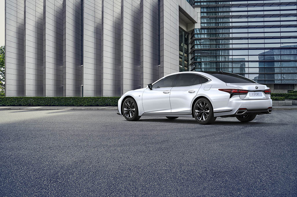 Lexus LS Hybrid F Sport, Sedan Premium yang Hijau