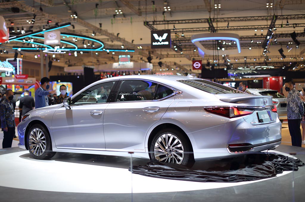 Baterai Kecil Bukan Halangan New Lexus ES Hybrid