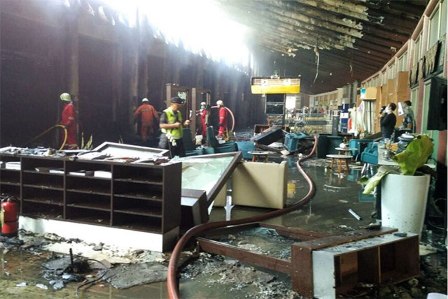 Belum Boleh Masuk Terminal 2E, Penumpang Menumpuk di Jalanan