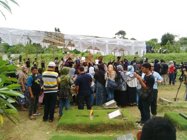 Dodi Dikebumikan Berdampingan dengan Dua Anaknya