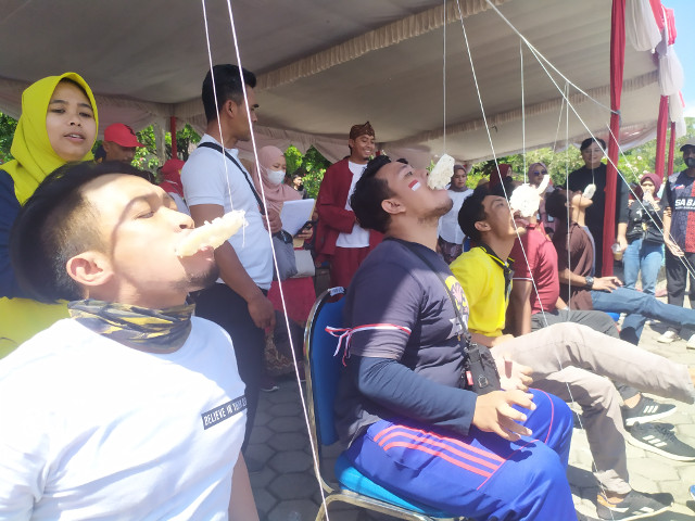Lomba 17 Agustus, Mahasiswa Asing Ikut Lomba Bakiak di UMM