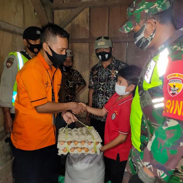 Bocah SD Asal Manggarai Terima Bantuan dari Pemerintah