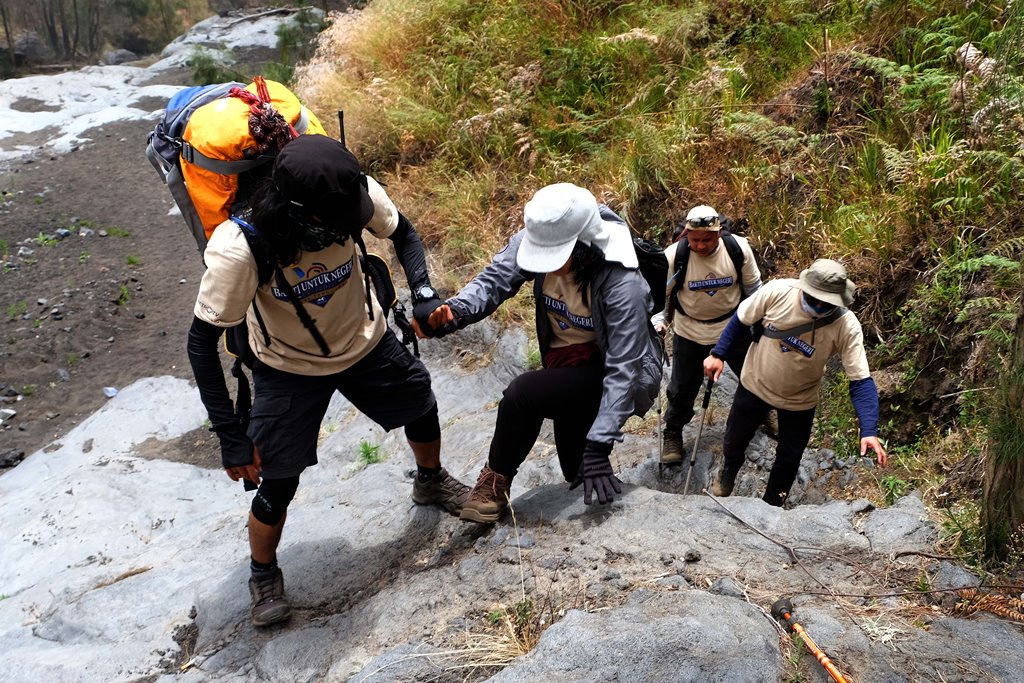 BAKTI Perkuat Sinyal di Gunung Rinjani