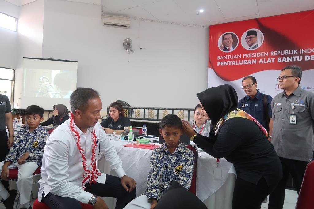 Kemensos Bagikan 2 Ribu Alat Bantu Dengar di Jawa Barat