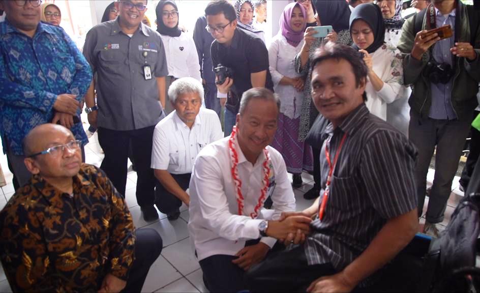 Kemensos Bagikan 2 Ribu Alat Bantu Dengar di Jawa Barat