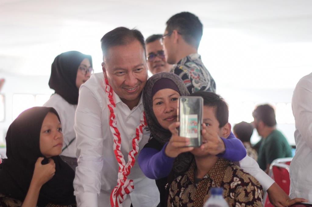 Kemensos Bagikan 2 Ribu Alat Bantu Dengar di Jawa Barat