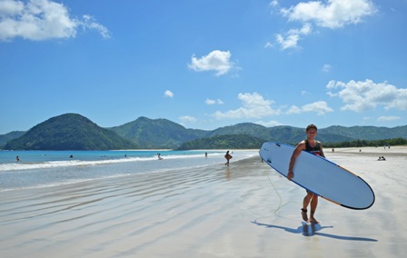 4 Pantai dengan Ombak Terbaik untuk Surfing Menantang di Mataram