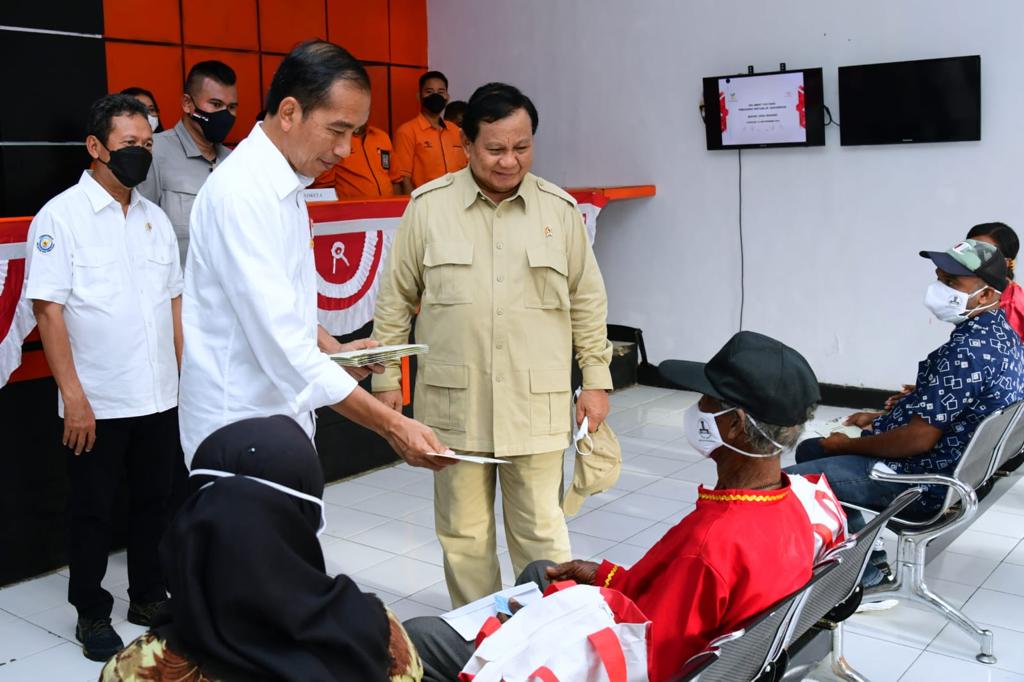 Presiden Jokowi Bagikan BLT BBM di Kantor Pos Tual Kabupaten Maluku Tenggara