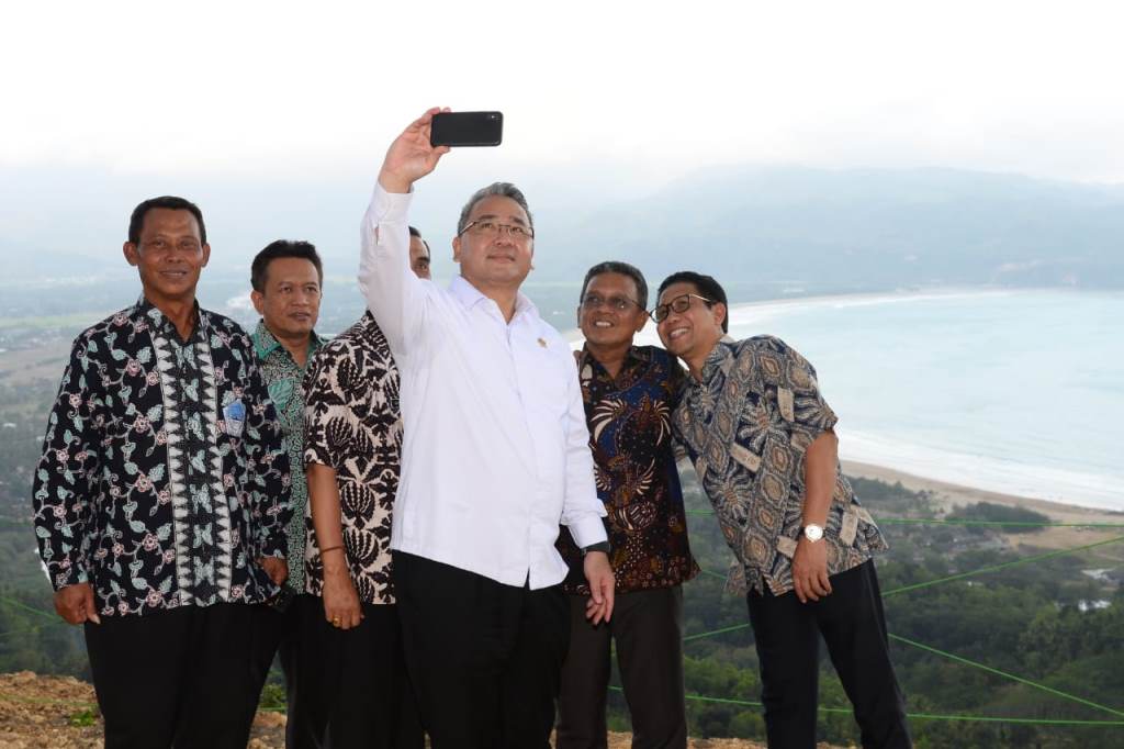 Mendes PDTT Promosikan Keindahan Bukit Sentono Genthong