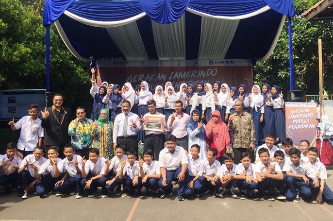 Jamkrindo Berikan 30 Ribu Paket Bantuan Pendidikan