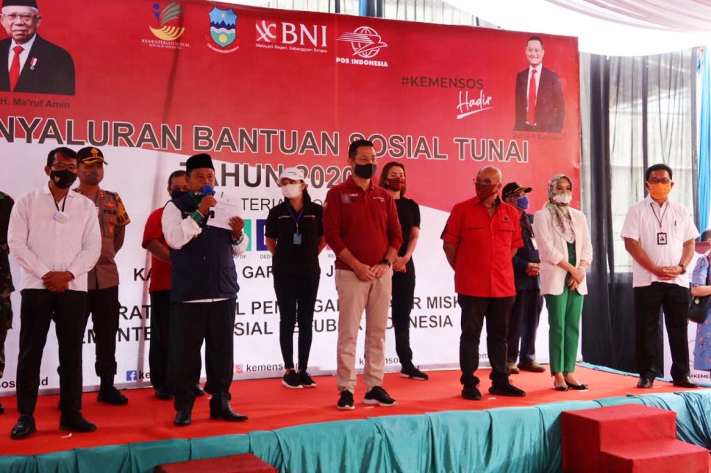 Mensos Juliari Tinjau Penyaluran Bansos Tunai Tahap lll di Garut