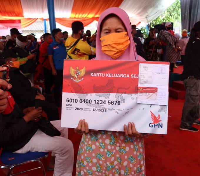 Mensos Juliari Tinjau Penyaluran Bansos Tunai Tahap lll di Garut