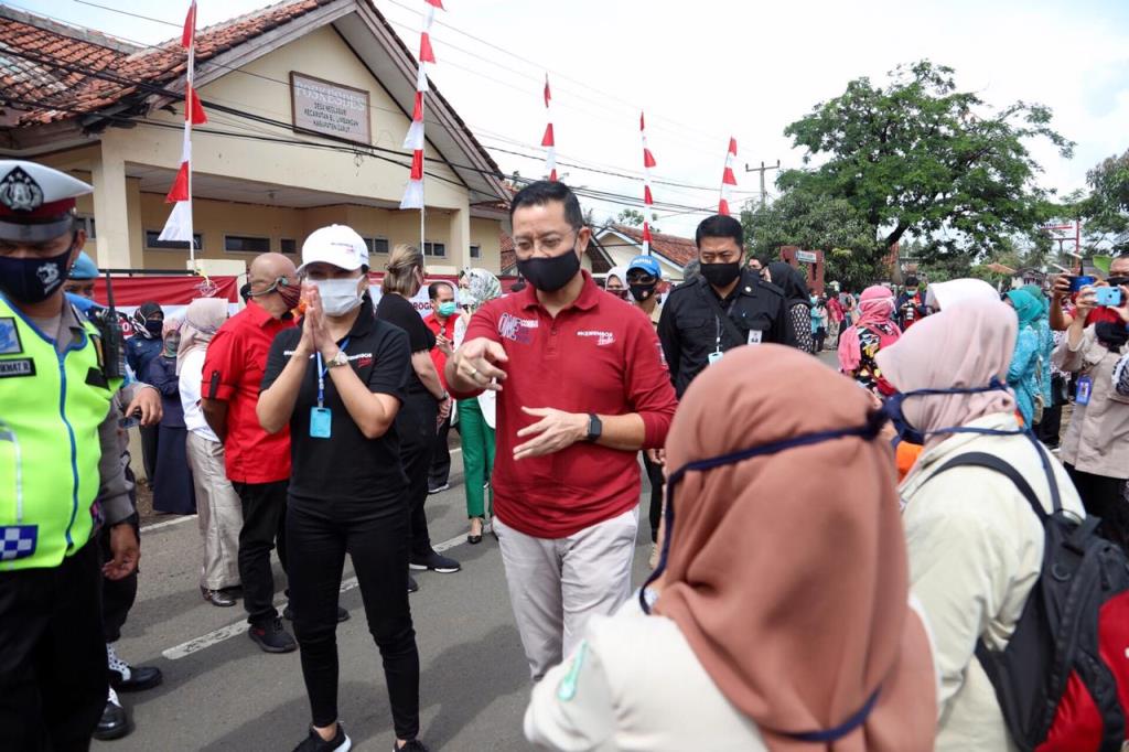 Mensos Juliari Tinjau Penyaluran Bansos Tunai Tahap lll di Garut