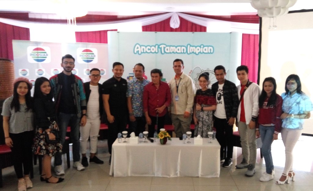 Taman Impian Jaya Ancol Gelar Lomba Panjat Pinang Berhadiah Jutaan