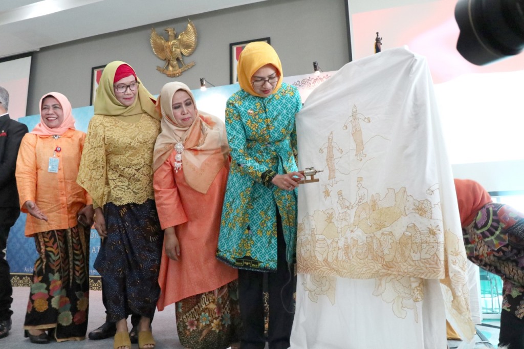 Airin Minta Harry Darsono Rancang Corak Batik Khas