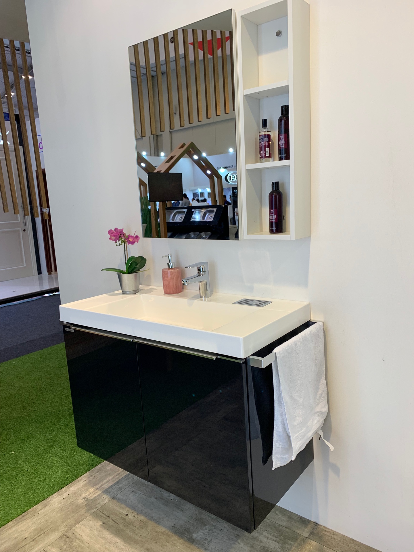 Kastello dan Vanity untuk Jaminan Kamar Mandi Nyaman Nan Estetis