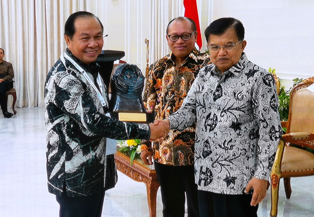 JK Serahkan Anugerah Paritrana 2018 kepada Pemda dan Korporasi