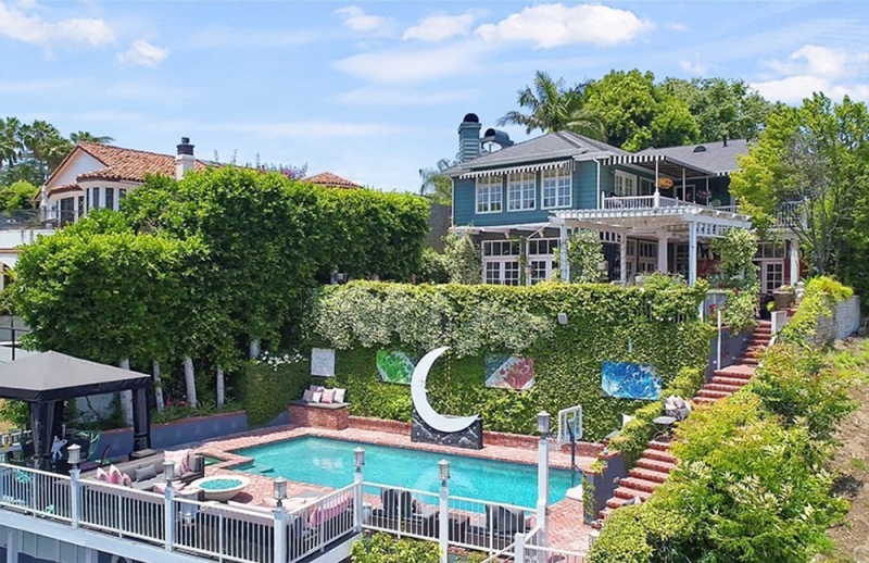 Rumah Berpemandangan Danau Milik Kirsten Dunst Dijual