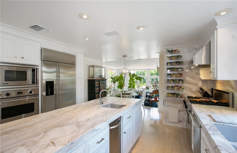Rumah Berpemandangan Danau Milik Kirsten Dunst Dijual