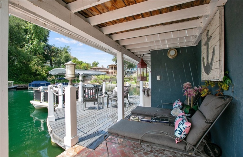 Rumah Berpemandangan Danau Milik Kirsten Dunst Dijual