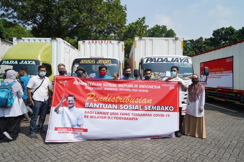 Ribuan Lansia Terdampak Covid-19 di Pulau Jawa Terima Bansos Kemensos
