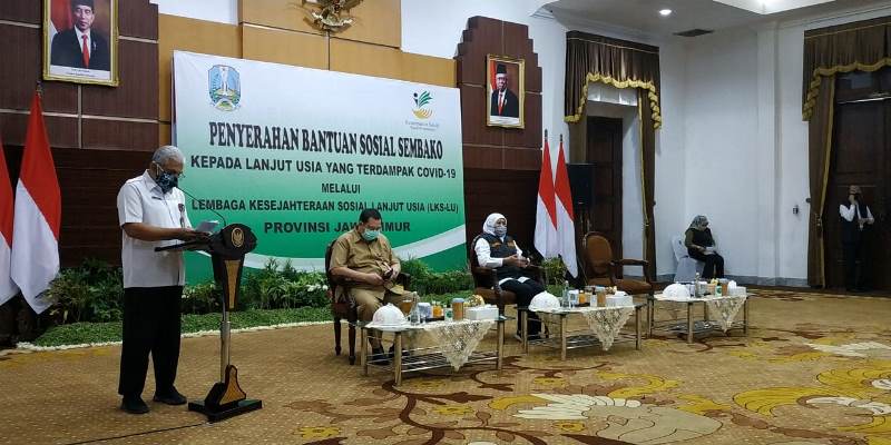 Ribuan Lansia Terdampak Covid-19 di Pulau Jawa Terima Bansos Kemensos