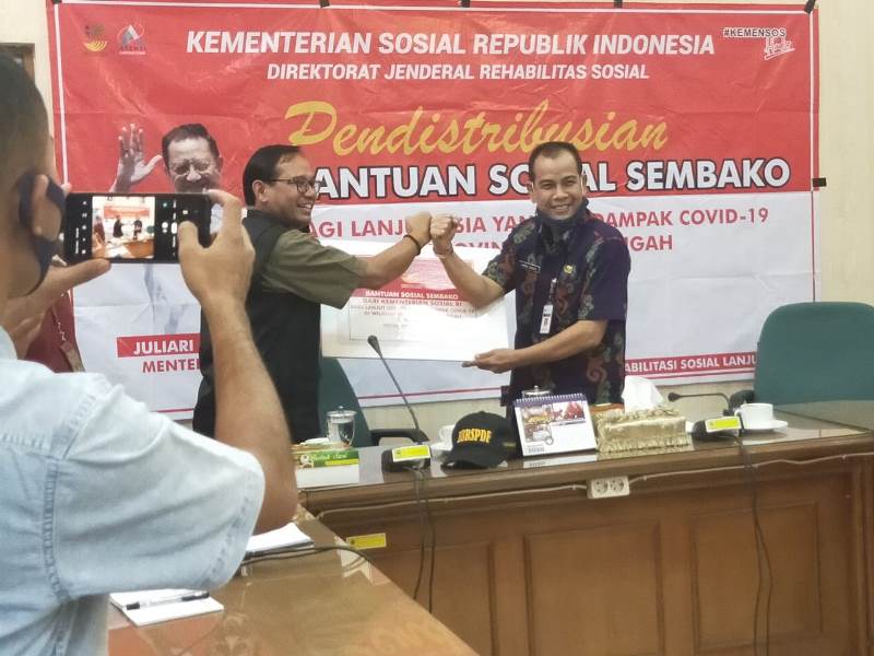 Ribuan Lansia Terdampak Covid-19 di Pulau Jawa Terima Bansos Kemensos