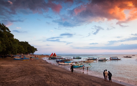 4 Pantai dengan Ombak Terbaik untuk Surfing Menantang di Mataram