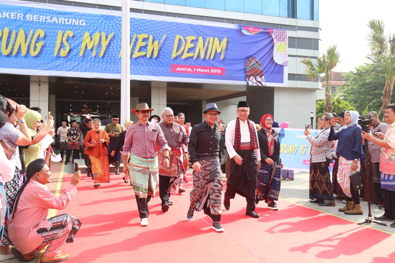 Populerkan Sarung, Pegawai Kemenaker Diimbau Pakai Setiap Jumat