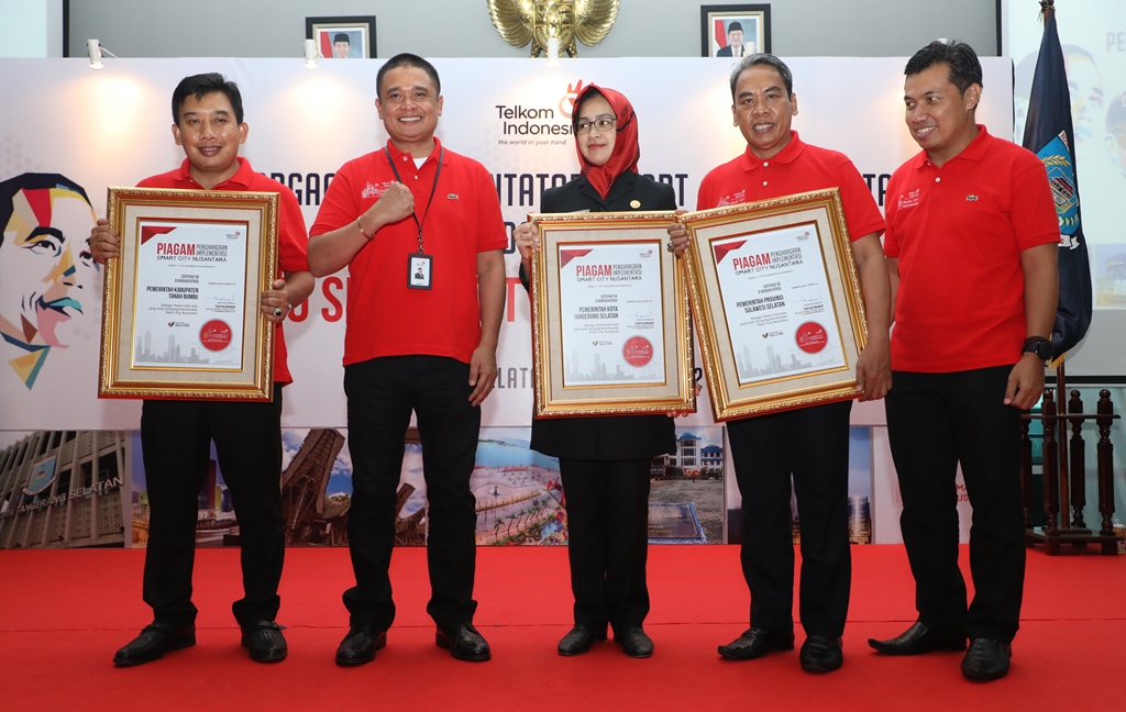 Telkom Serahkan Apresiasi Smart City Readiness 2017 kepada 52 Pemda