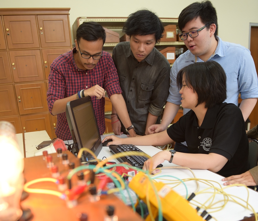 Revolusi Industri 4.0, Tantangan atau Ancaman?