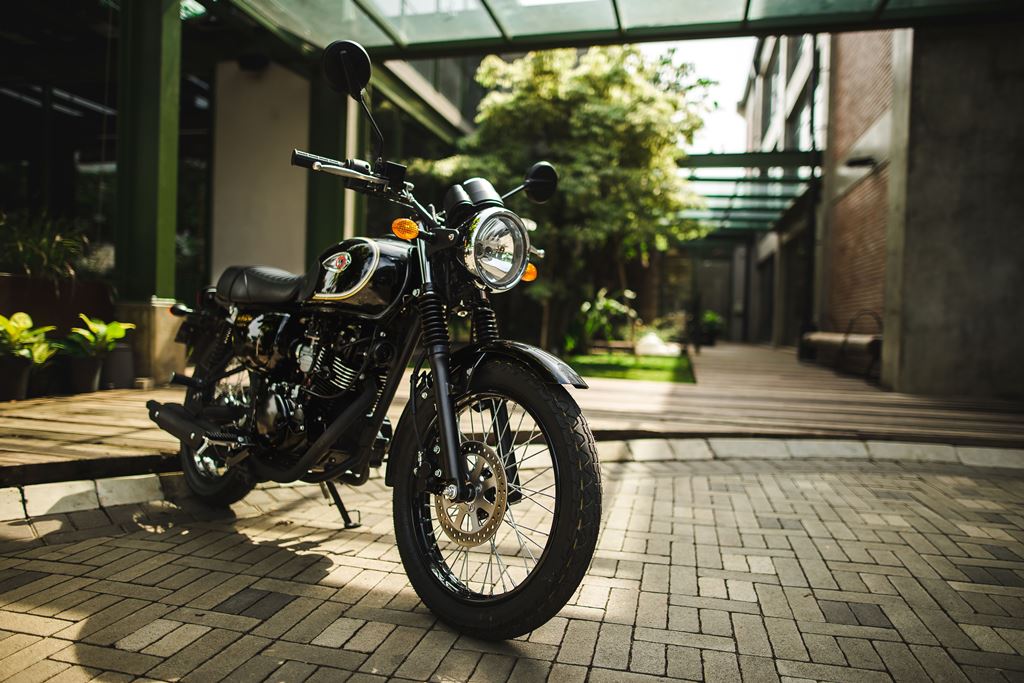 Kawasaki W175 Curi Perhatian Pencinta Motor Klasik