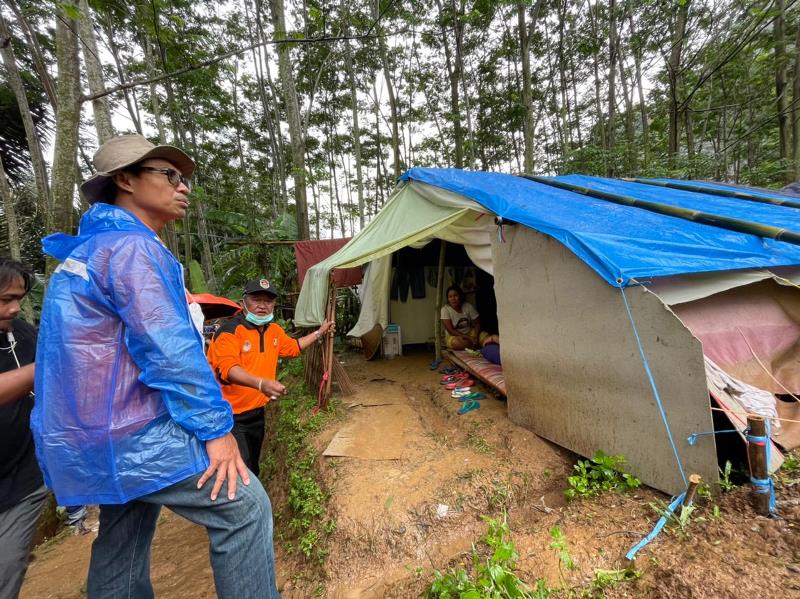 Tinjau Penyaluran BST, Dirut Pos Indonesia Sambangi Korban Bencana Longsor di Purwakarta