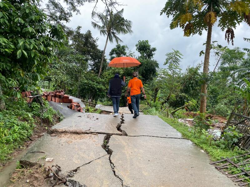 Tinjau Penyaluran BST, Dirut Pos Indonesia Sambangi Korban Bencana Longsor di Purwakarta